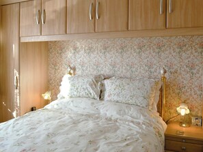 1 bedroom, bed sheets
