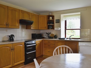 Dishwasher, highchair - 2 bedroom accommodation in Colintraive, Argyll (Colintraive, Argyll)
