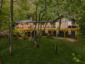 Exterior - Spacious 5BR Hot Tub Fire Pit Games | Lazy Bear (Fairview)