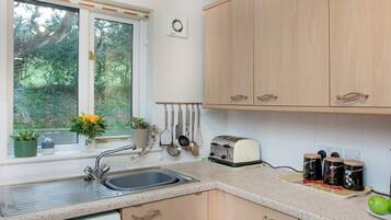 Oppvaskmaskin og høy barnestol