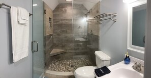 Dusche, Haartrockner, Handtücher, Seife