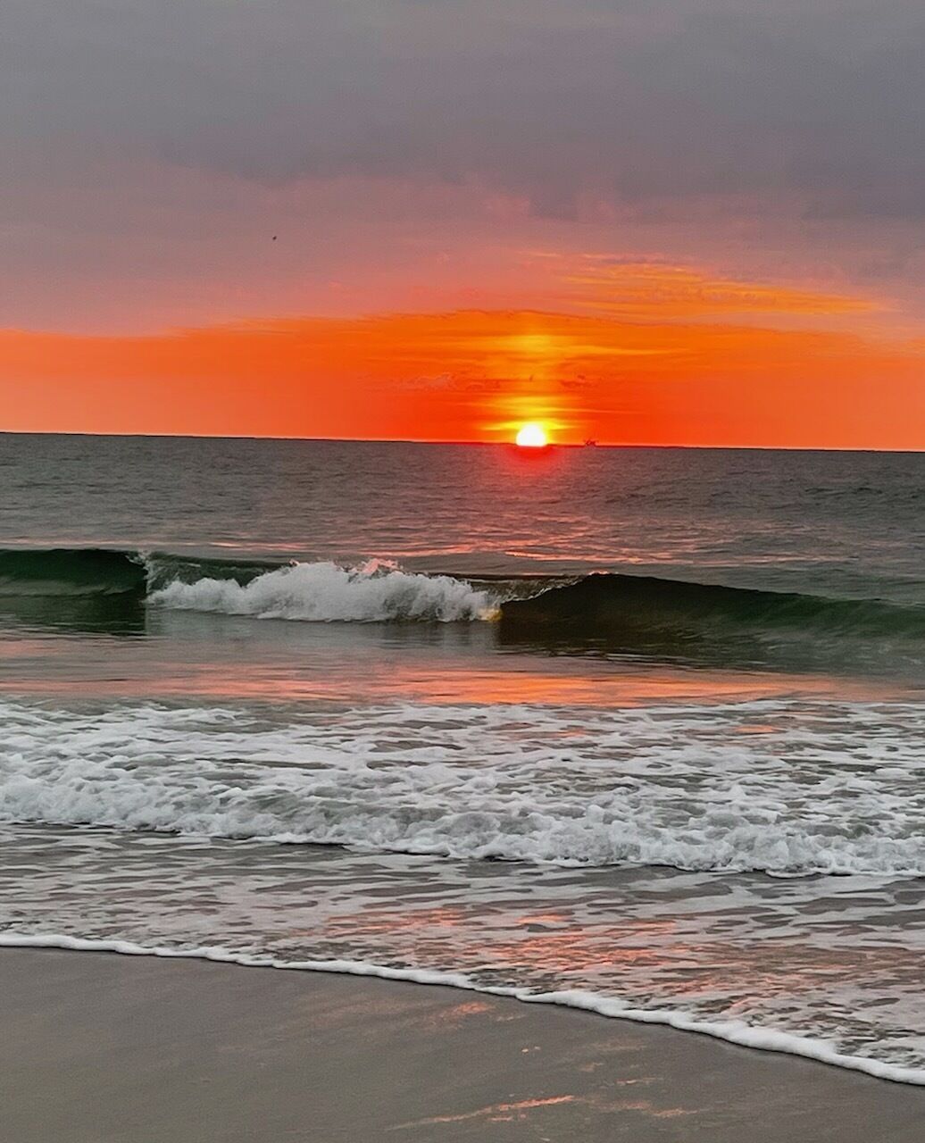 Boho Beach Getaway w/ hot tub & day spa!! 3minute walk to the beach