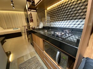 Deluxe Studio Suite, Sea View | Private kitchen