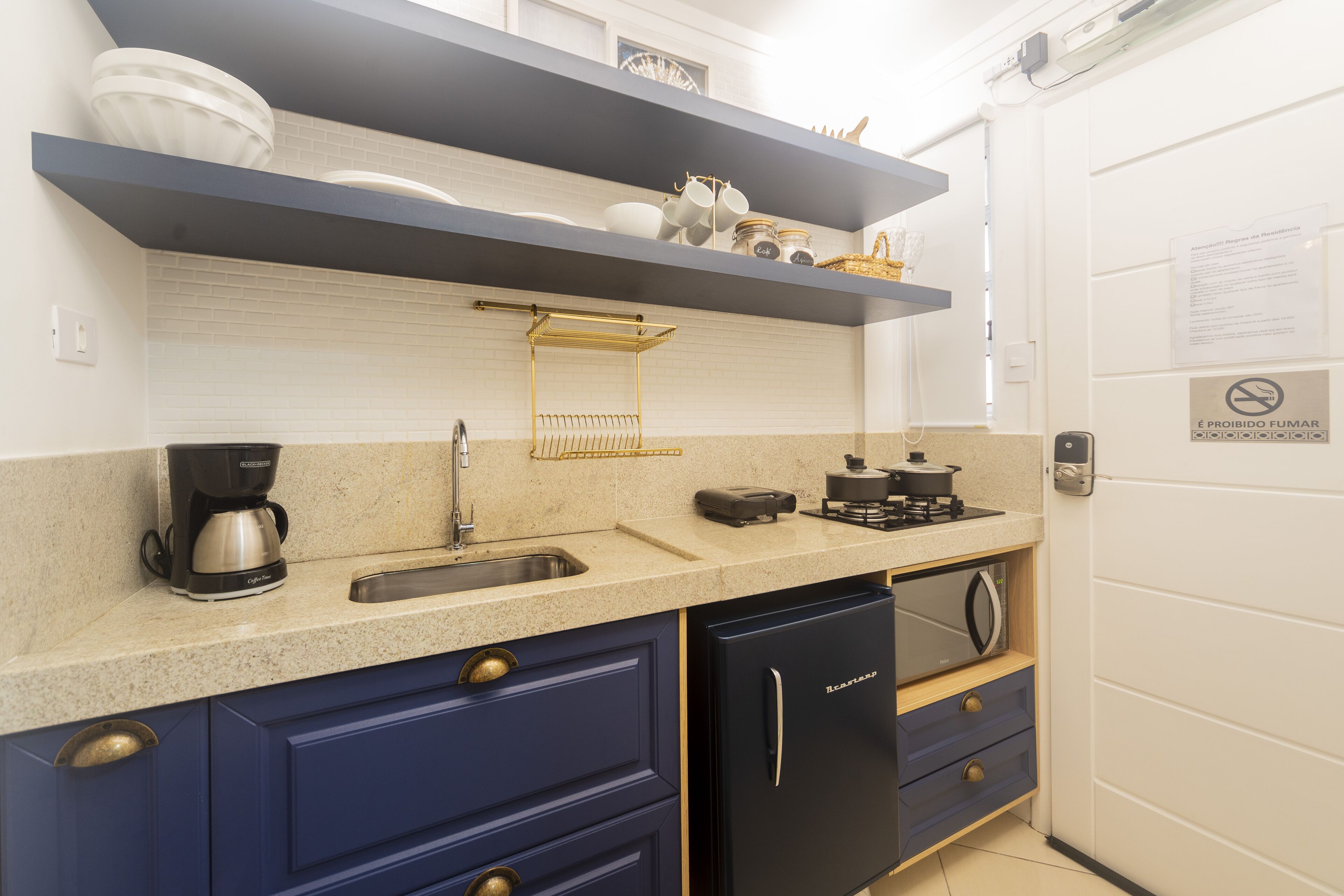 Suíte estúdio superluxo, 1 cama de casal e sofá-cama, vista para a praia | Cozinha privada | Frigobar, micro-ondas, cooktop, cafeteira/chaleira