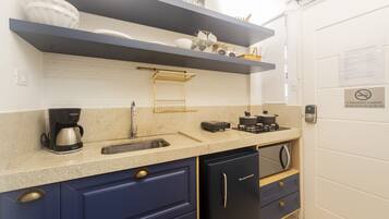 Suíte estúdio superluxo, 1 cama de casal e sofá-cama, vista para a praia | Cozinha privada | Frigobar, micro-ondas, cooktop, cafeteira/chaleira