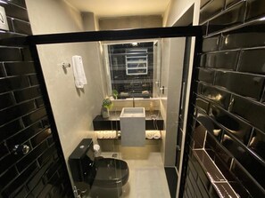 Deluxe studio suite, uitzicht op zee | Badkamer | Een douche, een haardroger, handdoeken, zeep