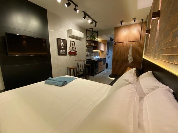 Deluxe Studio Suite, Sea View | Premium bedding, individually decorated, individually furnished, desk - Frente á praia Wi-Fi luxo e requinte (Santos)