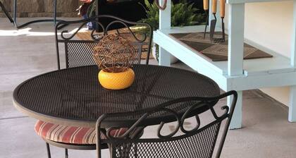 "Stay A While" Couples Retreat - One Block from Main Street!
