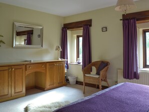 3 bedrooms, free WiFi, bed sheets - WATER BAILIFFS LODGE (Lumsdale, Tansley Wood, near Matlock)