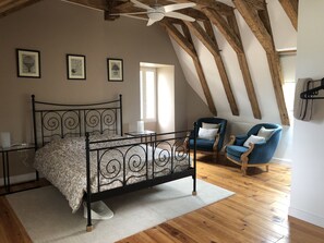 9 bedrooms, desk, iron/ironing board, travel cot - Stunning, 4 ⭐️ relaxing, peaceful, private pool, fishing lake sleeps 18 Dordogne (Saint-Martin-de-Gurson)
