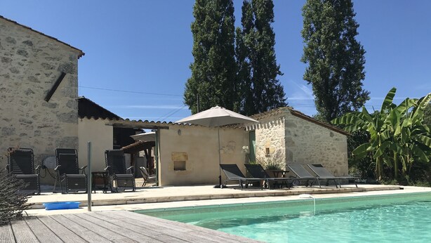 A pool area with lounge chairs and a wooden deck. - Stunning, 4 ⭐️ relaxing, peaceful, private pool, fishing lake sleeps 18 Dordogne (Saint-Martin-de-Gurson)