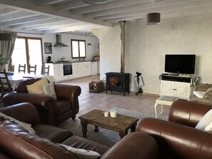 TV, fireplace, DVD player, ping pong - Stunning, 4 ⭐️ relaxing, peaceful, private pool, fishing lake sleeps 18 Dordogne (Saint-Martin-de-Gurson)