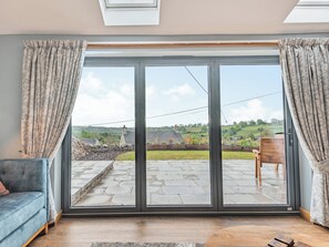 TV, fireplace - 2 bedroom accommodation in Parwich (Parwich)