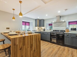 Private kitchen - 2 bedroom accommodation in Parwich (Parwich)