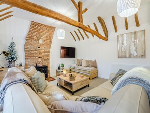 TV - 1 bedroom accommodation in Nettleham (Nettleham)