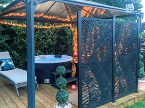 Outdoor spa tub - Holly's Hidden Hideaway - UK36783 (Chart Sutton, near Maidstone)