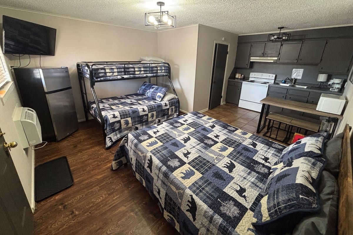 Junior Room | Private kitchen | Microwave, coffee/tea maker, freezer