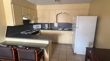 デラックス ルーム | 専用キッチン | 電子レンジ、コーヒー / ティーメーカー、冷凍庫