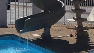 En säsongsöppen utomhuspool