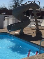 Una piscina al aire libre de temporada