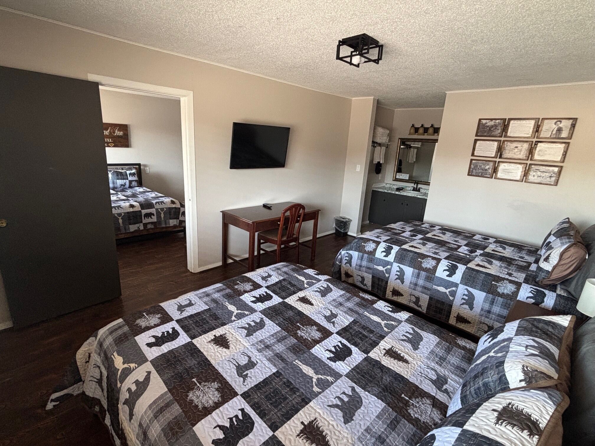 Habitación familiar | Decoración personalizada, muebles diferentes y wifi gratis 