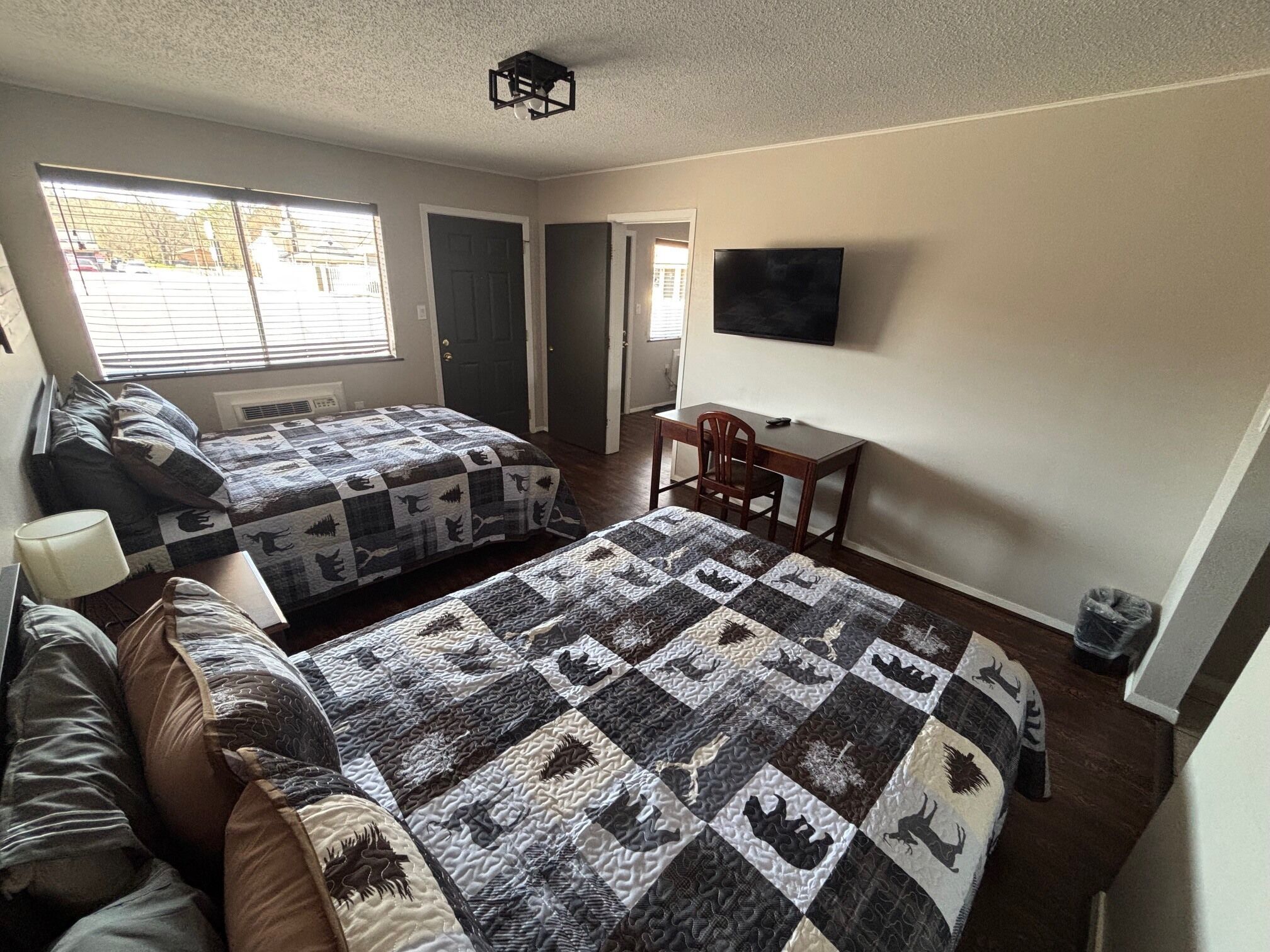 ファミリー ルーム | 客室ごとに異なる装飾、客室ごとに異なるインテリア、WiFi (無料)、ベッドシーツ