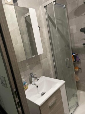 Sèche-cheveux, serviettes fournies, savon, shampoing