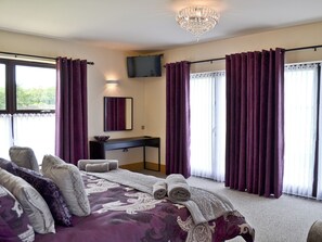 5 bedrooms, free WiFi, bed sheets