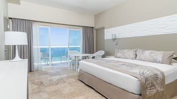 Minibar con artículos gratuitos y caja de seguridad en la habitación