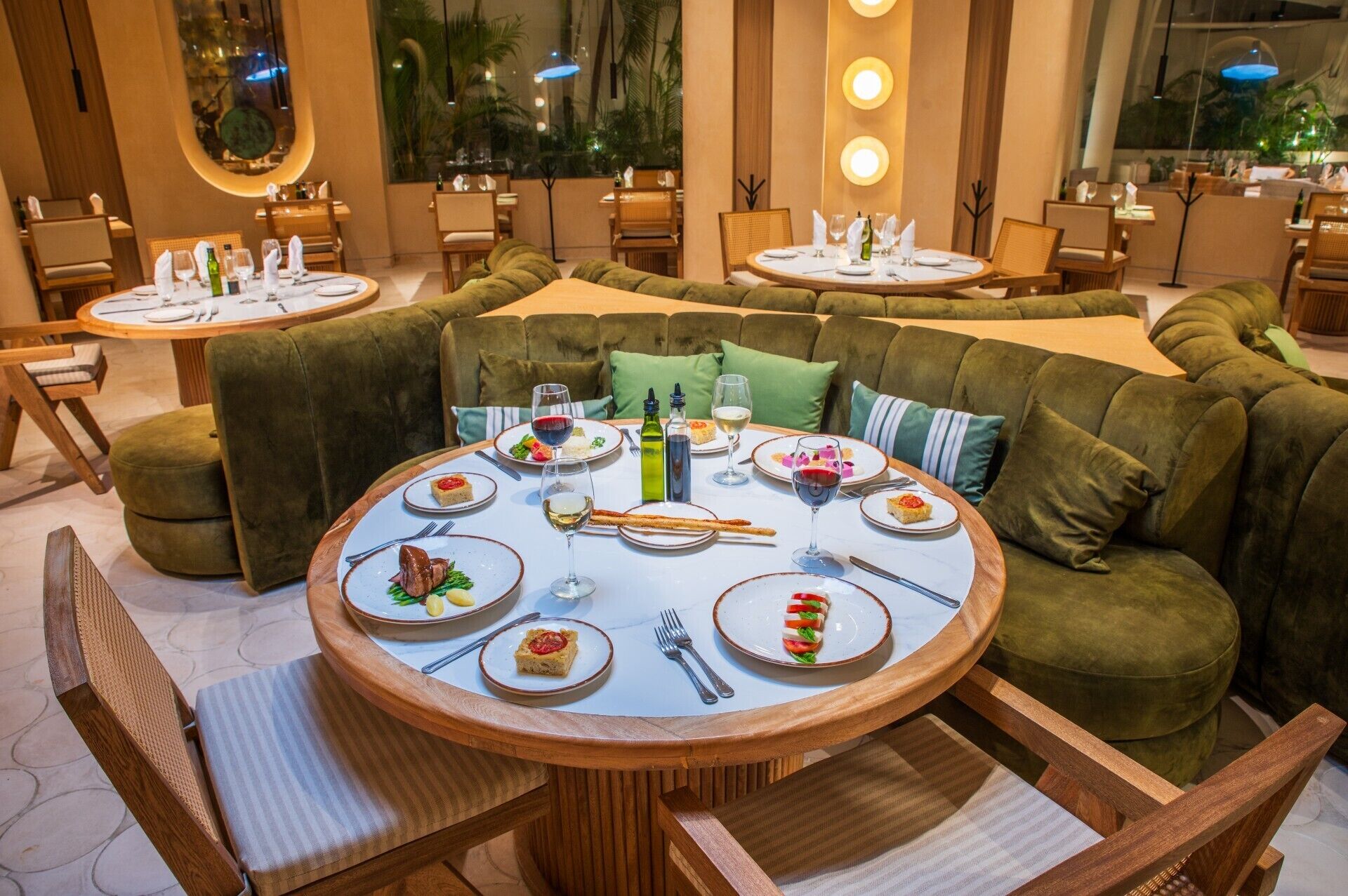 4 restaurantes; se sirven desayunos, comidas y cenas