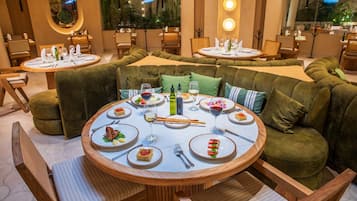 4 restaurantes; se sirven desayunos, comidas y cenas