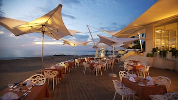 4 Restaurants, FrĂŒhstĂŒck, Mittagessen, lokale und internationale KĂŒche