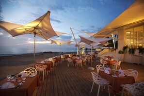 4 restaurants, spécialités Cuisine locale et internationale