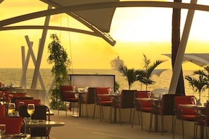 4 restaurants, spécialités Cuisine locale et internationale