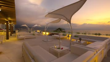 2 bars/lounges, beach bar