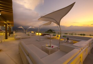 2 Bars/Lounges, Strandbar