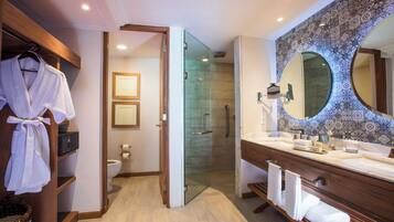 Douche, articles de toilette de luxe, sĂšche-cheveux, chaussons