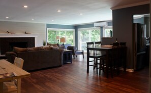 Interior - Discover Your Perfect Getaway! Beautiful Scenic Lakefront Condo (Montague)