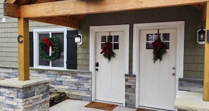 Discover Your Perfect Getaway! Beautiful Scenic Lakefront Condo