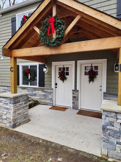 Discover Your Perfect Getaway! Beautiful Scenic Lakefront Condo