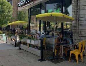 Outdoor dining - Huge condo in historic hotel near Lake Michigan/Parks/Festivals w/parking (Milwaukee)