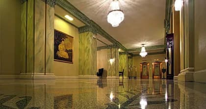 Huge condo in historic hotel near Lake Michigan/Parks/Festivals w/parking