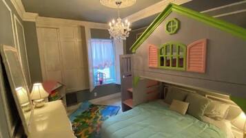 3 habitaciones, tabla de planchar con plancha y cuna de viaje
