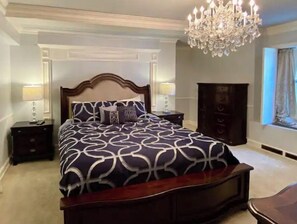 3 bedrooms, iron/ironing board, travel cot, free WiFi - Huge condo in historic hotel near Lake Michigan/Parks/Festivals w/parking (Milwaukee)