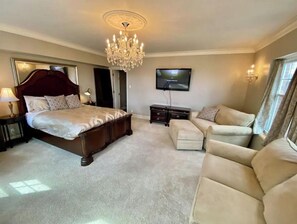 3 bedrooms, iron/ironing board, travel crib, free WiFi
