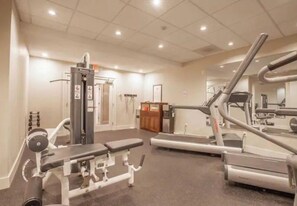 Fitness facility - Huge condo in historic hotel near Lake Michigan/Parks/Festivals w/parking (Milwaukee)
