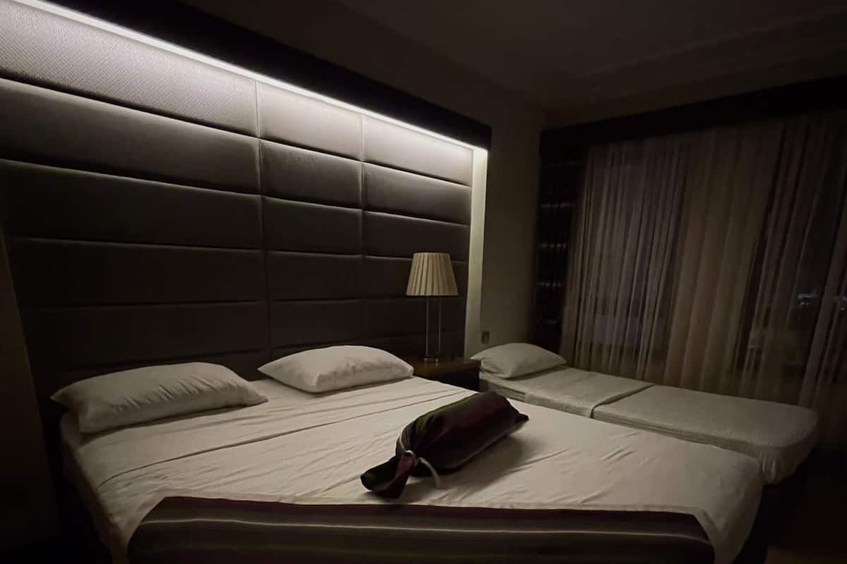 Eenvoudige kamer, meerdere bedden, roken, gedeeltelijk uitzicht op zee | Luxe beddengoed, een minibar, een kluis op de kamer, een bureau