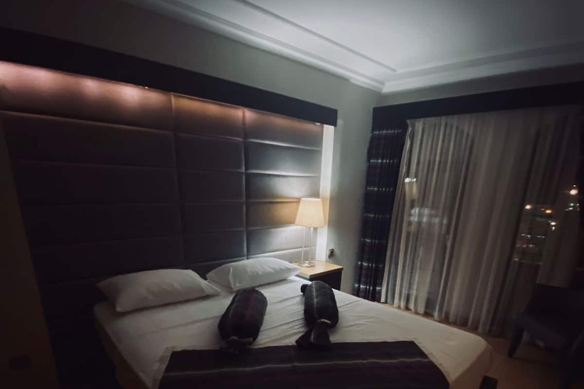Eenvoudige kamer, 1 tweepersoonsbed, roken, gedeeltelijk uitzicht op zee | Luxe beddengoed, een minibar, een kluis op de kamer, een bureau