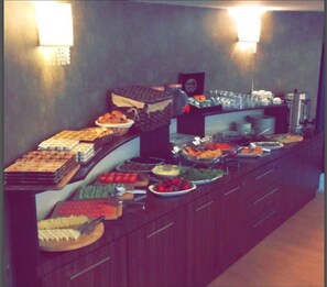 Free daily buffet breakfast