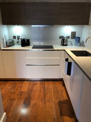 Kühlschrank, Ofen, Herdplatte, Geschirrspüler